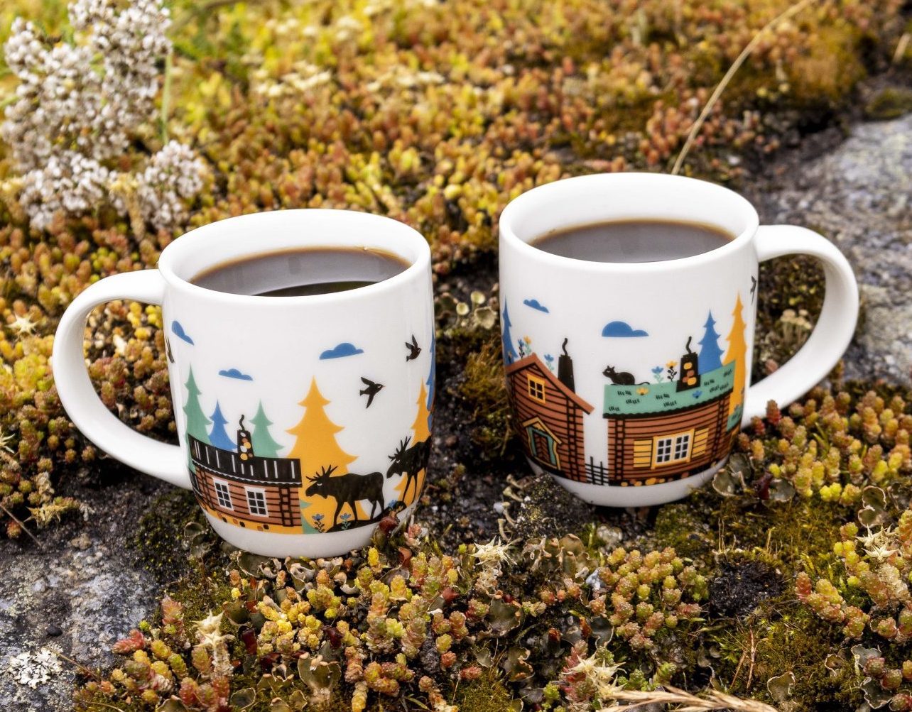 Porslin mugg med älg och husmönster