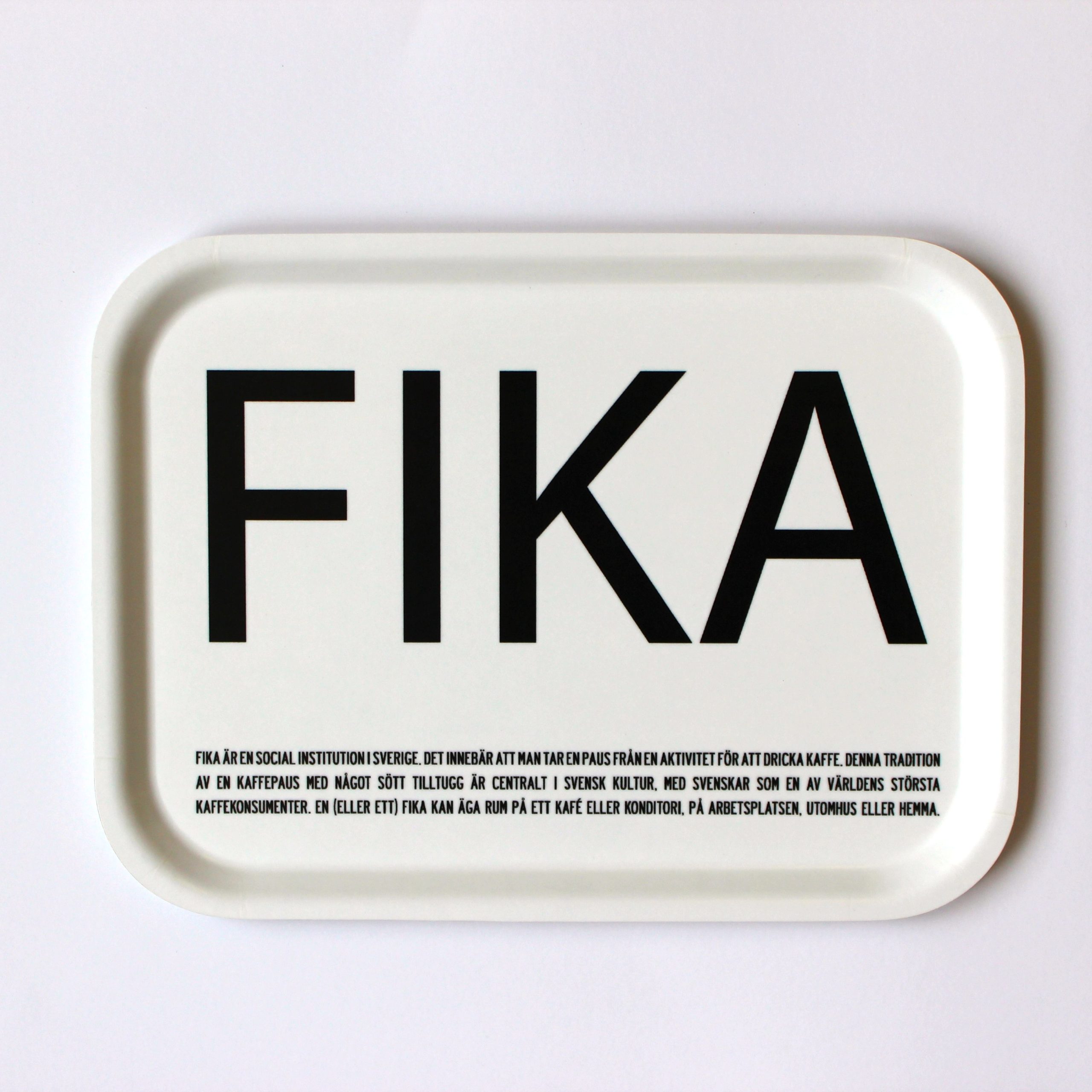 Vit frukostbricka med svensk design