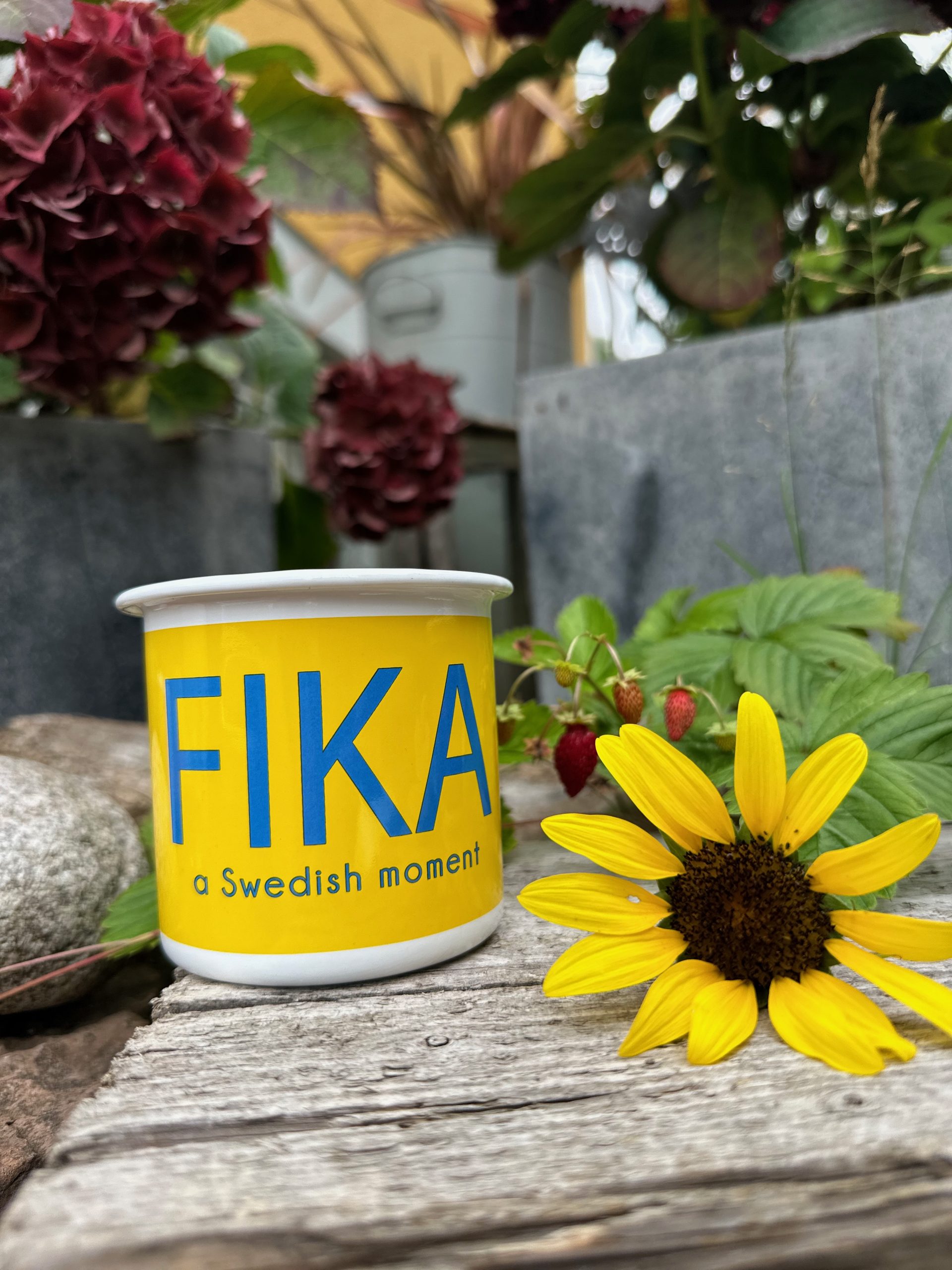 Gul Fika mugg med texten A Swedish moment