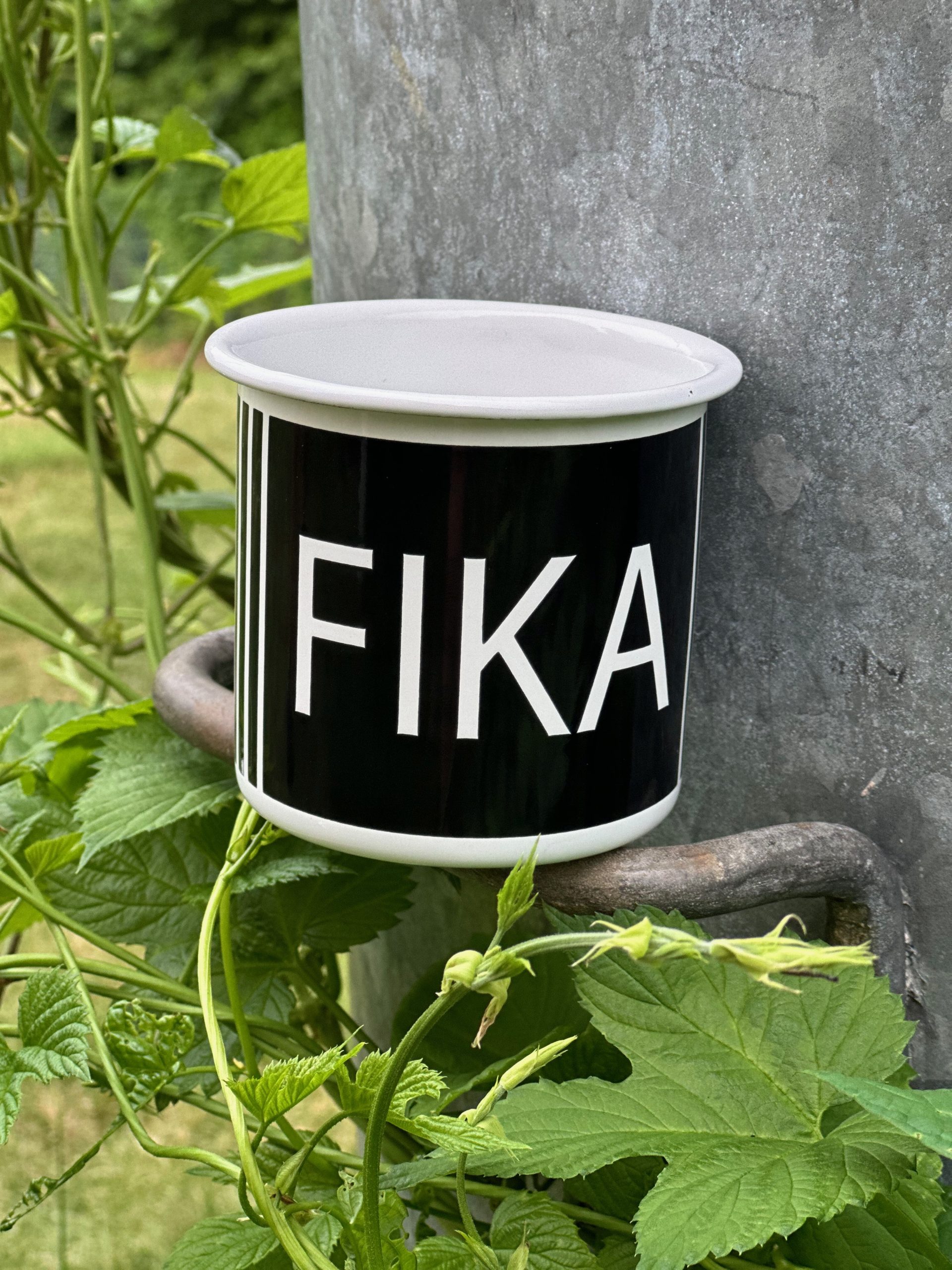 Svart/vit emaljmugg med ränder, perfekt för picknick