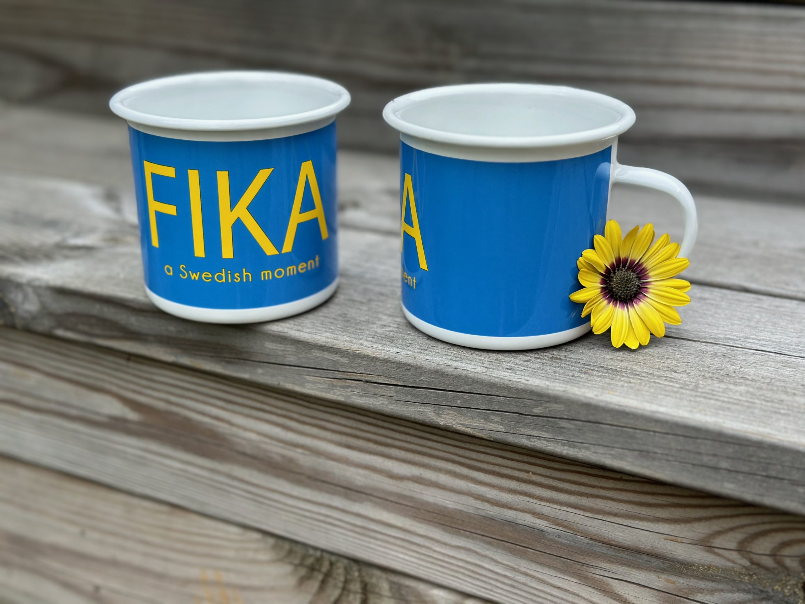 Fika mugg i blå emalj med texten 'A Swedish moment'