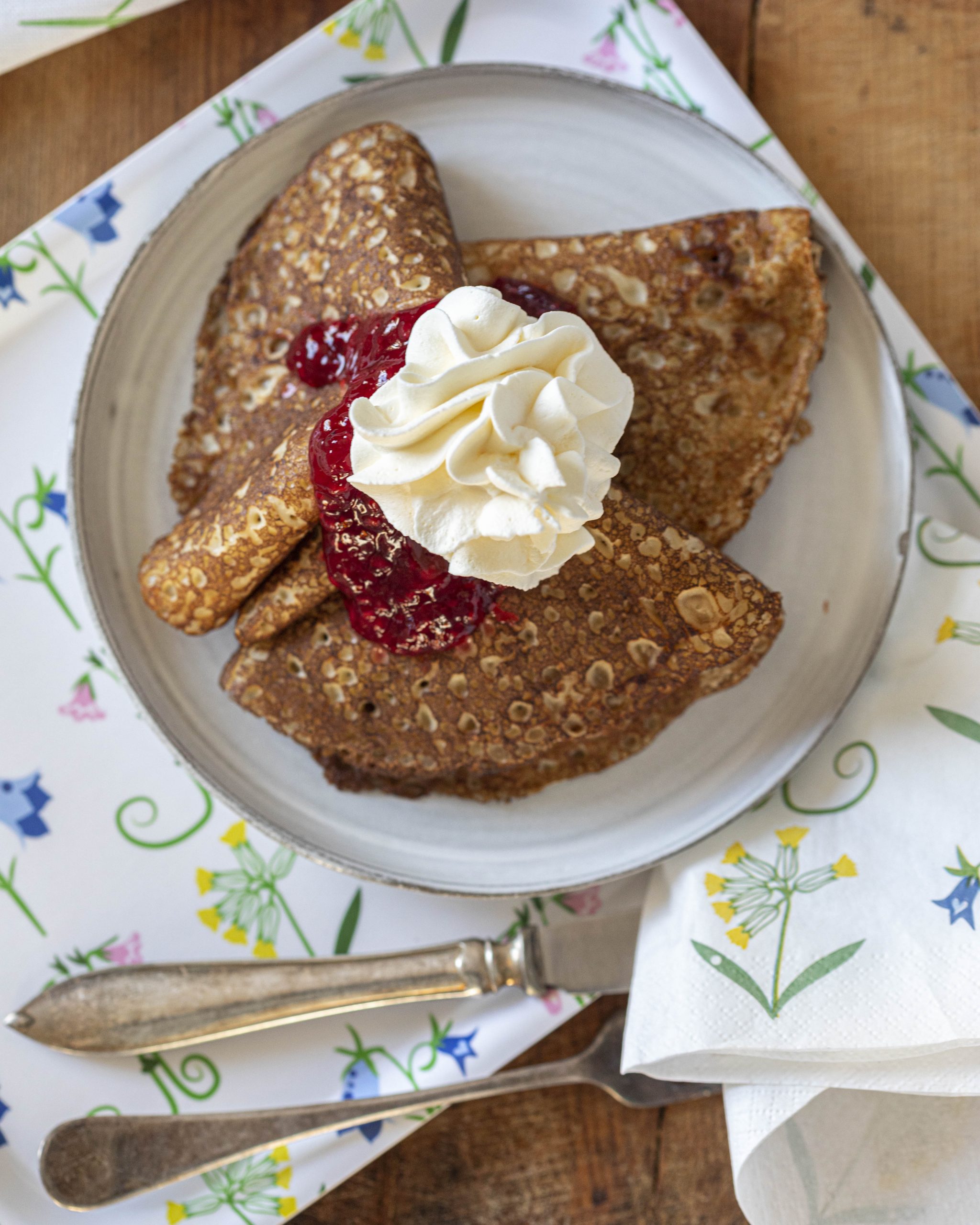 Frukostbricka med blommor, blåklocka och gullviva