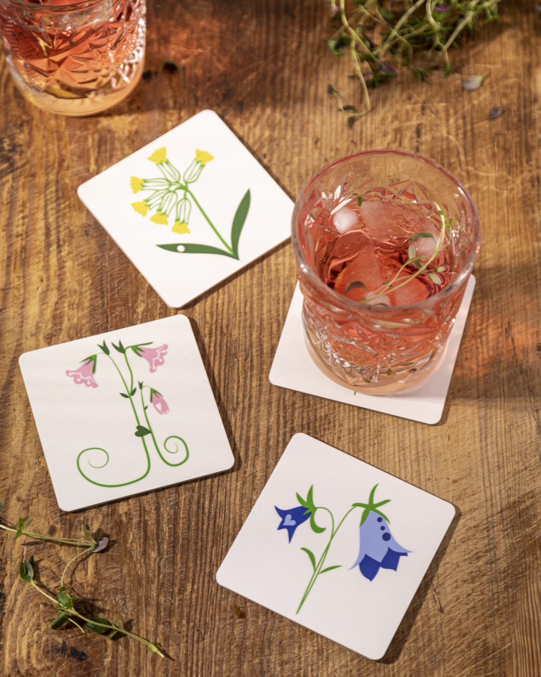 Glasunderlägg med blommotiv från Skandinavien